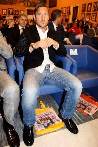 Francesco Totti (con la Gazzetta di oggi al seguito). Foto Tedeschi